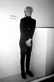 Escultura invisible con Warhol delante