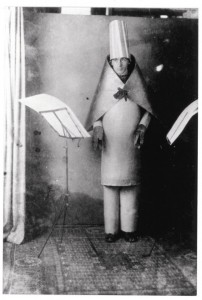 hugo-ball-reciting-karawane-cubist-costume-cabaret-voltaire-zurich-1916